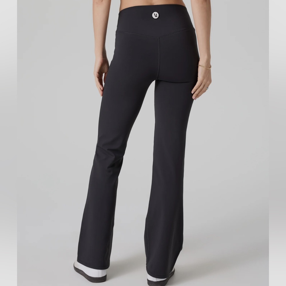 Vuori Chilled Out Bootcut Leggings | High-Rise | V-Waist | Washed Black | Medium